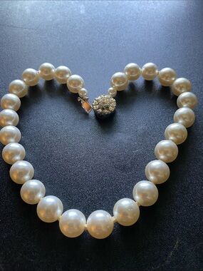 Lustre Faux Pearl Choker Necklace with Rhinestone Ball Clasp - Cream